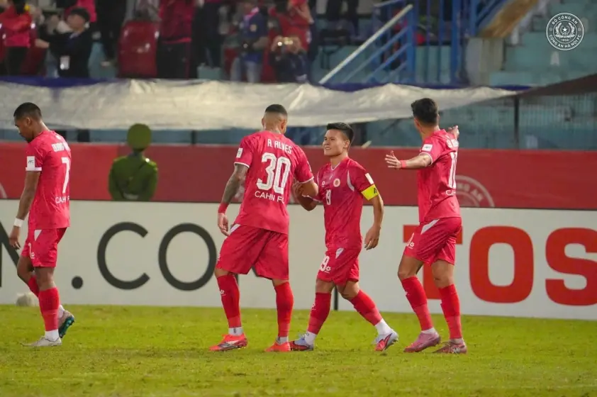 Quang Hải ghi 2 bàn cho CAHN chỉ trong vòng 3 phút