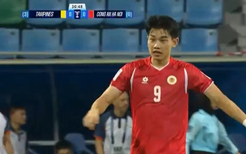 VAR bác bỏ bàn thắng của Đình Bắc