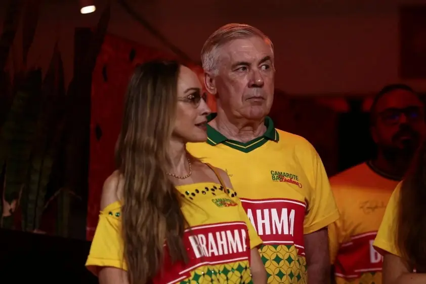 HLV Ancelotti bị bắt gặp ôm hôn 3 phụ nữ một lúc