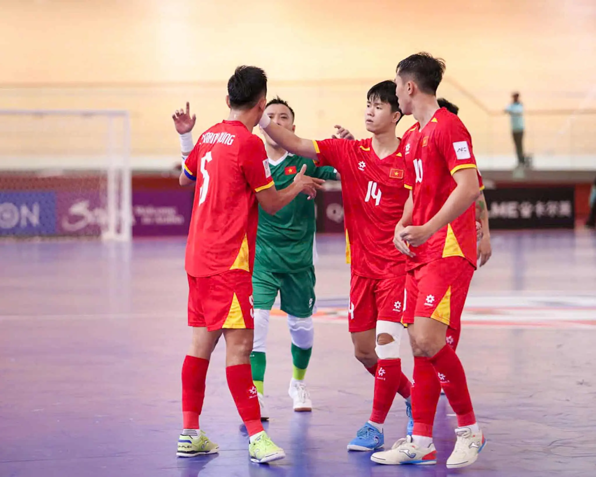 CĐV Đông Nam Á vui mừng khi Việt Nam thắng Indonesia ở tứ kết giải châu Á