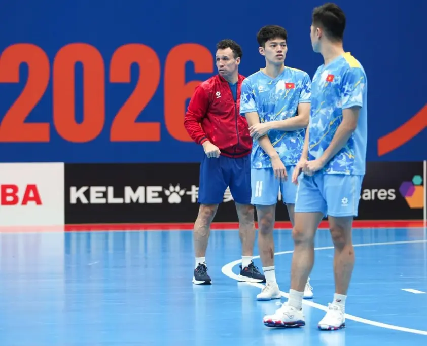 Futsal Việt Nam tập luyện trước trận tứ kết trên sân đấu