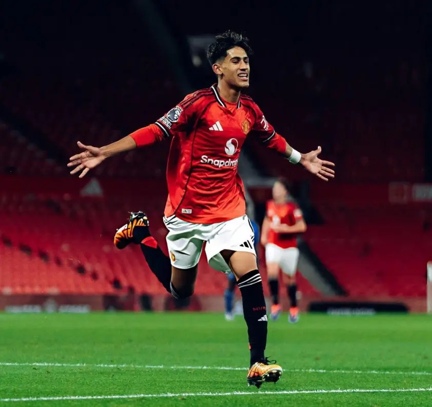 “MU bật đèn xanh, Carrick thử thách ‘sát thủ’ 11 bàn/16 trận”