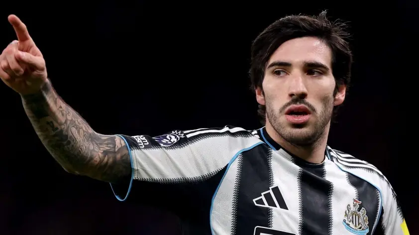 Arsenal tìm người thay thế trụ cột nghỉ dài hạn vào ngày chót chuyển nhượng