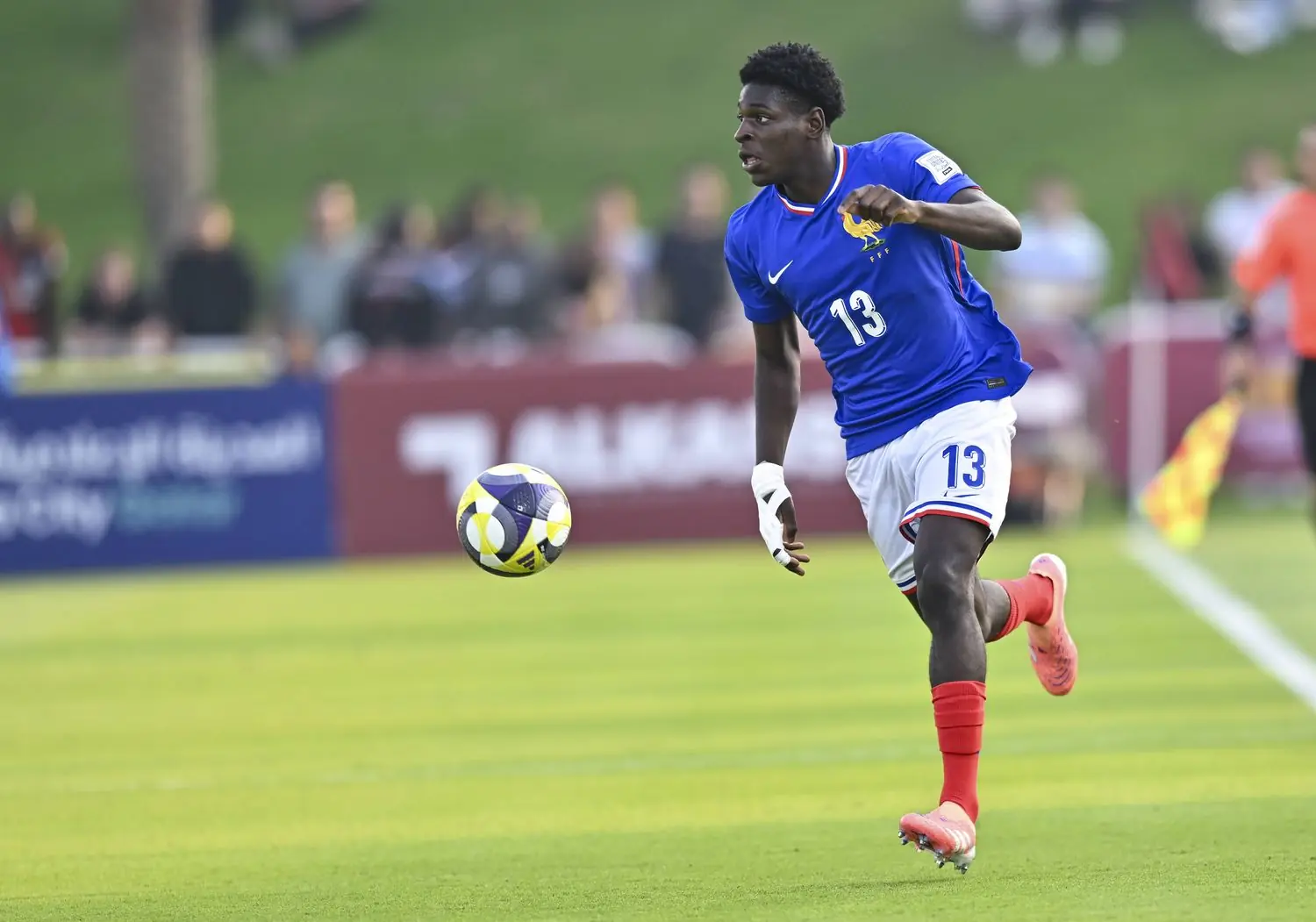 Barcelona lên kế hoạch táo bạo, quyết chiêu mộ sao 17 tuổi từ PSG