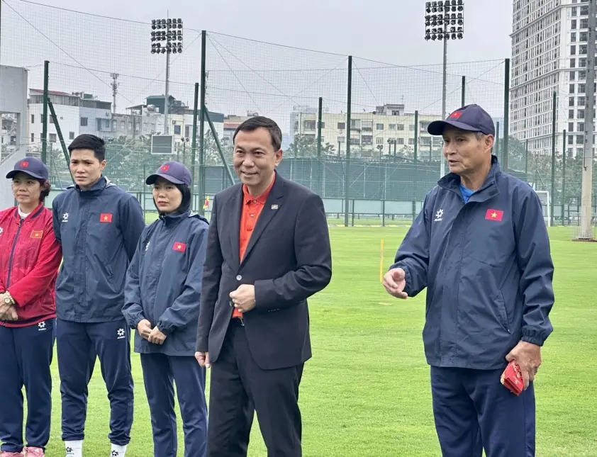 ĐT nữ Việt Nam luyện tập trở lại, Chủ tịch VFF thăm và cổ vũ