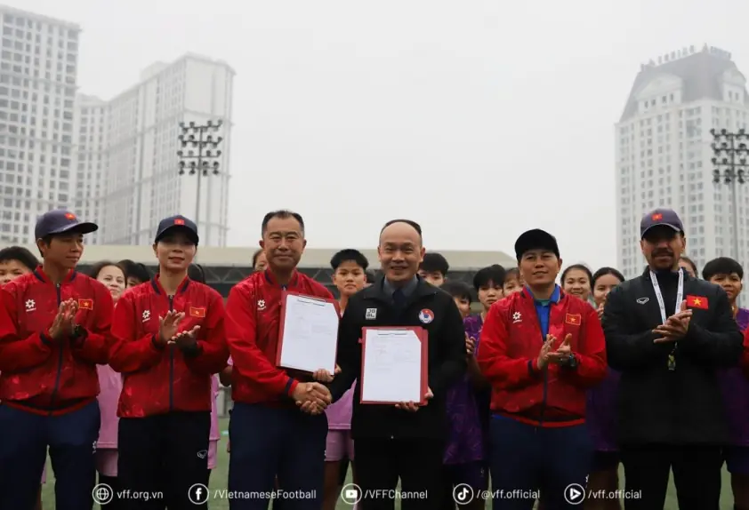 Hai đội tuyển Việt Nam được VFF tặng quà trước Tết Nguyên Đán