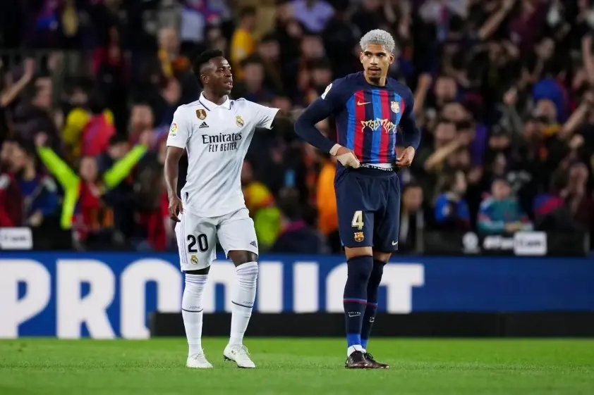 Vinicius bất ngờ gọi điện động viên một ngôi sao của Barca