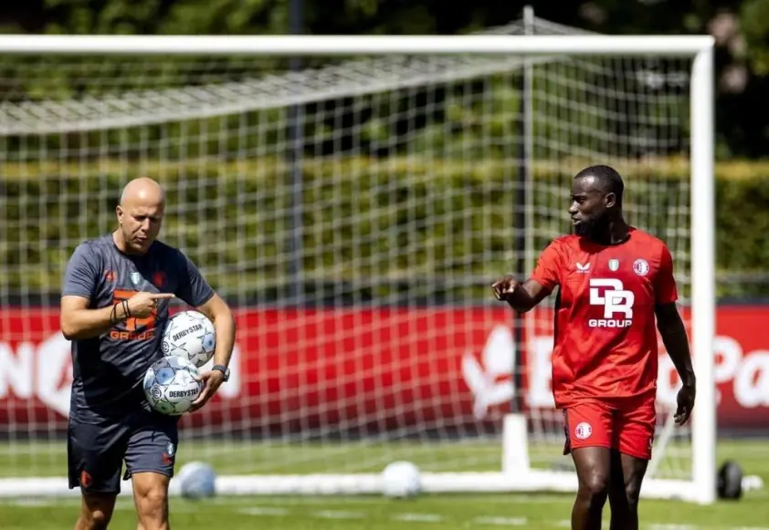 Arne Slot thừa nhận Liverpool lỡ cầu thủ phút chót chuyển nhượng