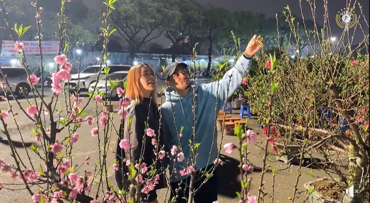 Đỗ Hoàng Hên chuẩn bị đào, quất cho Tết Nguyên Đán đúng điệu Việt