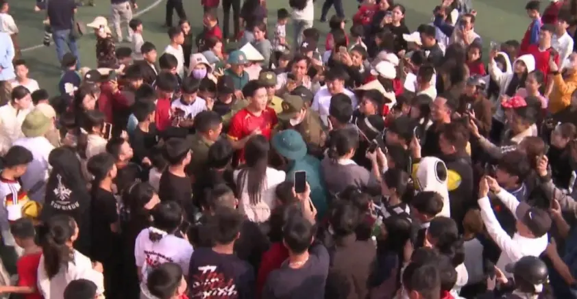 Đình Bắc tỏa sáng với 4 bàn thắng, ủng hộ 60 triệu cho người nghèo