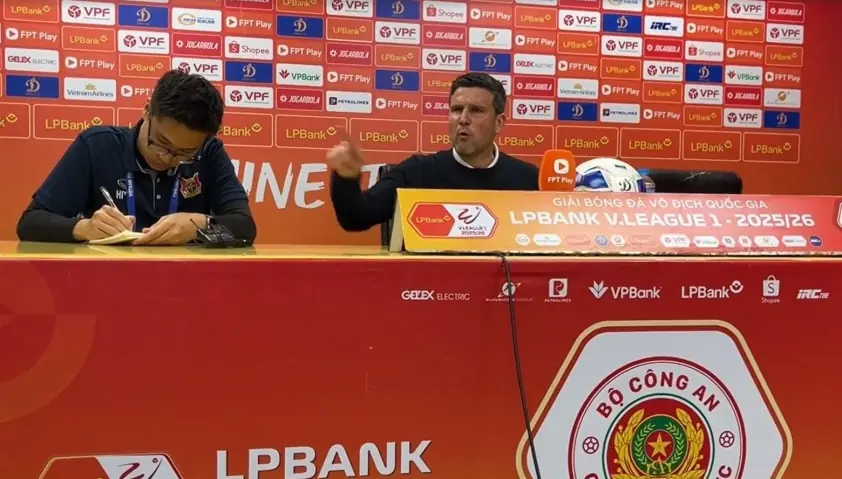 HLV Tây Ban Nha có thể bị phạt vì phát ngôn gây sốc từ VFF