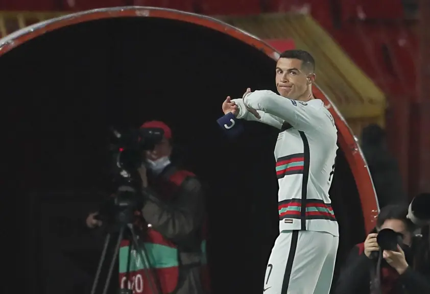 Đội trưởng Ronaldo cứu sống một mạng người sau khi bỏ đội