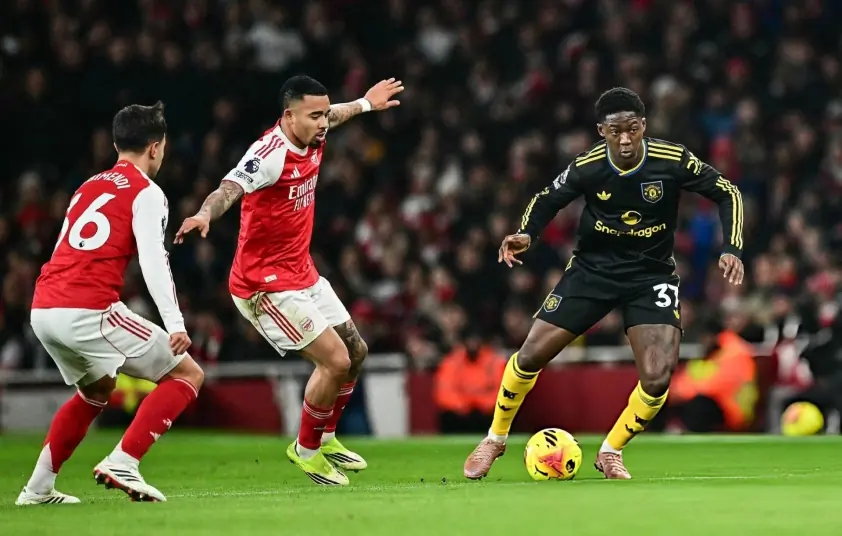 Cựu sao MU khuyên: ‘Ngừng đàm phán gia hạn hợp đồng Mainoo’