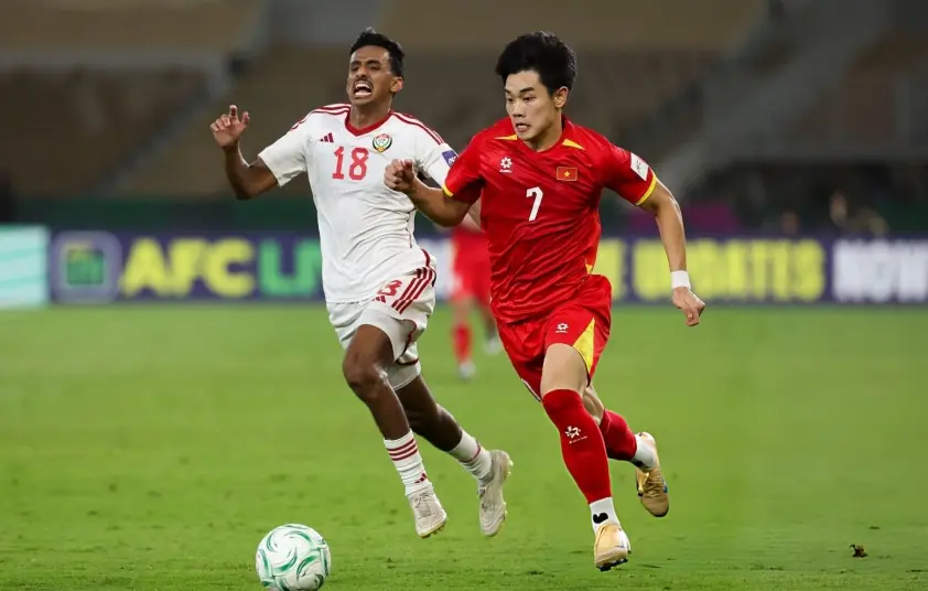 Đình Bắc trò chuyện thân thiết với người khiến anh mất ngủ