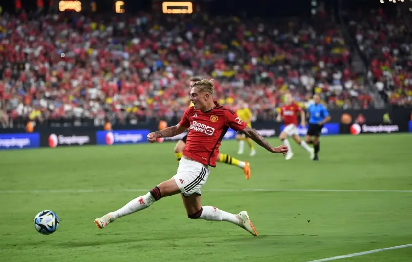 “Cựu sao MU bị loại khỏi đội chỉ sau 5 phút thi đấu”