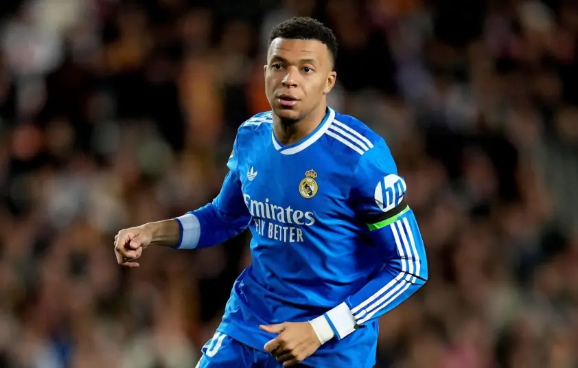 Kylian Mbappe bị chỉ trích vì hành động mất lịch sự với trọng tài