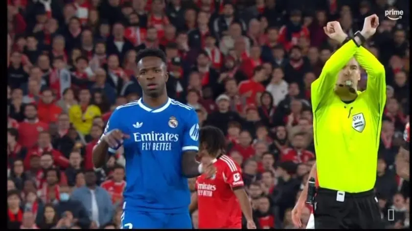 Vinicius chịu phân biệt chủng tộc, trận Real Madrid trở nên hỗn loạn