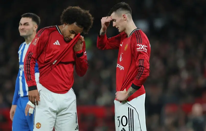 “Huyền thoại khuyên tiền đạo rời MU để tái khởi đầu sự nghiệp”